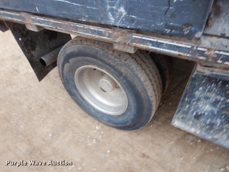 image for item EJ9915 2004 Ford F350 Super Duty SuperCab flatbed pickup truck