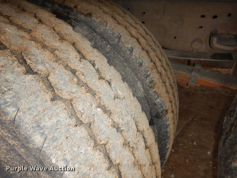 image for item EJ9915 2004 Ford F350 Super Duty SuperCab flatbed pickup truck