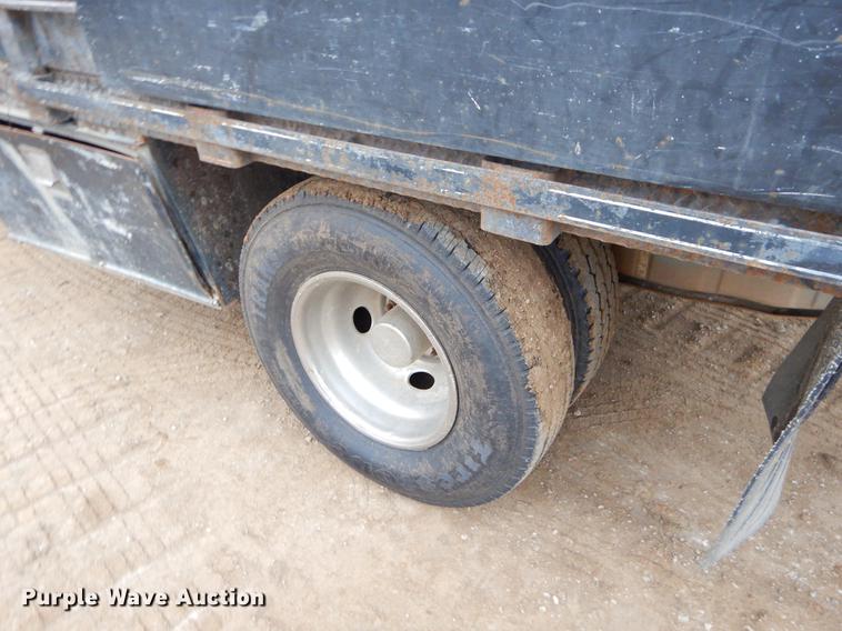 image for item EJ9915 2004 Ford F350 Super Duty SuperCab flatbed pickup truck