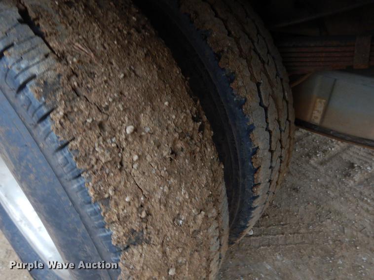 image for item EJ9915 2004 Ford F350 Super Duty SuperCab flatbed pickup truck