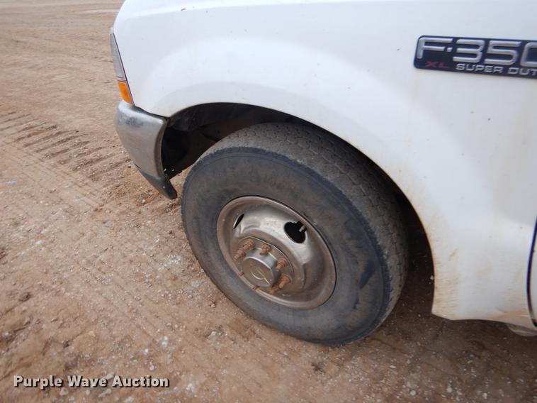 image for item EJ9915 2004 Ford F350 Super Duty SuperCab flatbed pickup truck