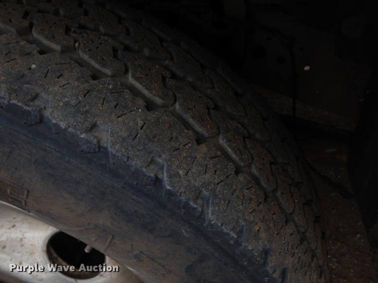 image for item EJ9915 2004 Ford F350 Super Duty SuperCab flatbed pickup truck