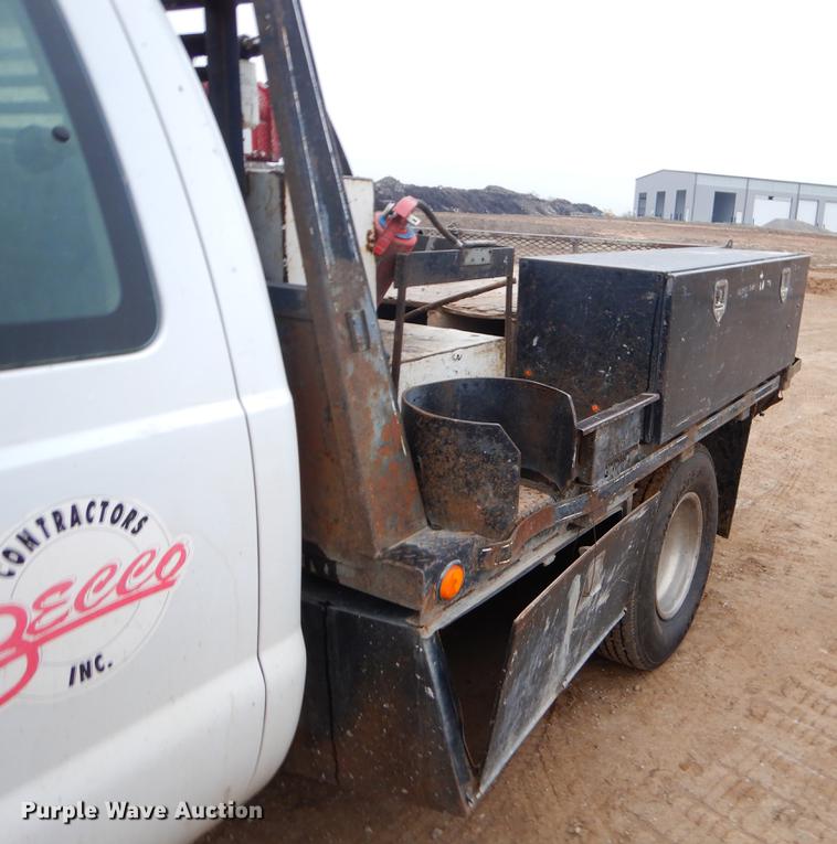 image for item EJ9915 2004 Ford F350 Super Duty SuperCab flatbed pickup truck