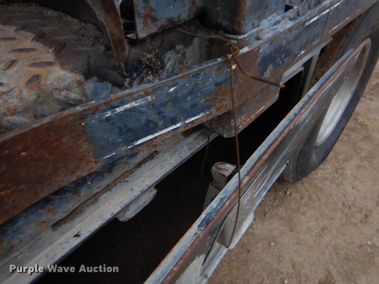 image for item EJ9915 2004 Ford F350 Super Duty SuperCab flatbed pickup truck