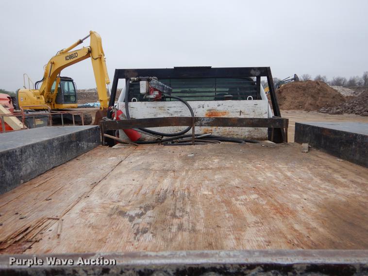 image for item EJ9915 2004 Ford F350 Super Duty SuperCab flatbed pickup truck