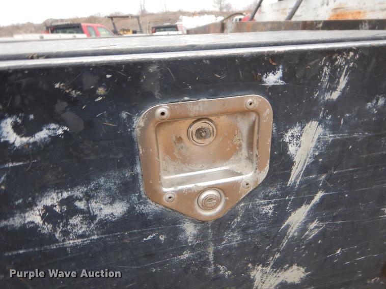 image for item EJ9915 2004 Ford F350 Super Duty SuperCab flatbed pickup truck