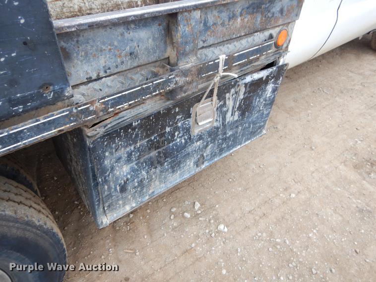 image for item EJ9915 2004 Ford F350 Super Duty SuperCab flatbed pickup truck