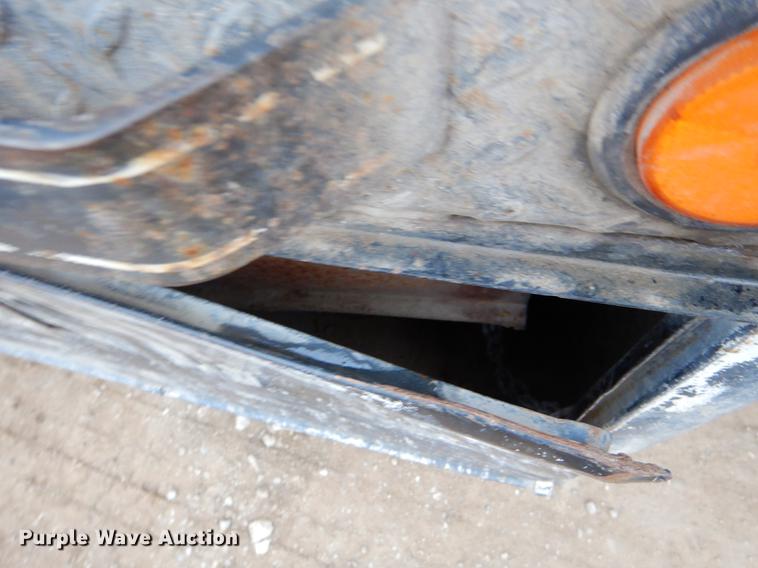 image for item EJ9915 2004 Ford F350 Super Duty SuperCab flatbed pickup truck