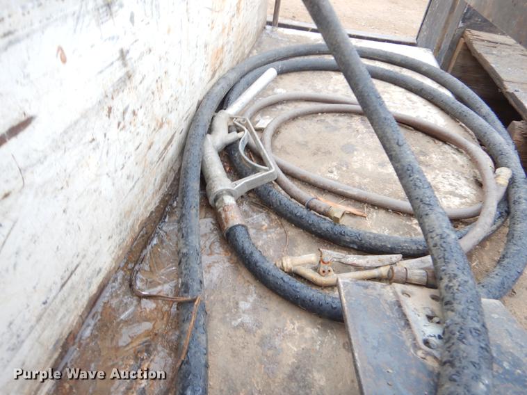 image for item EJ9915 2004 Ford F350 Super Duty SuperCab flatbed pickup truck