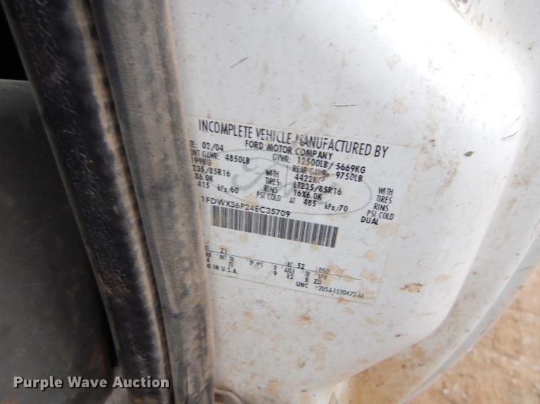 image for item EJ9915 2004 Ford F350 Super Duty SuperCab flatbed pickup truck