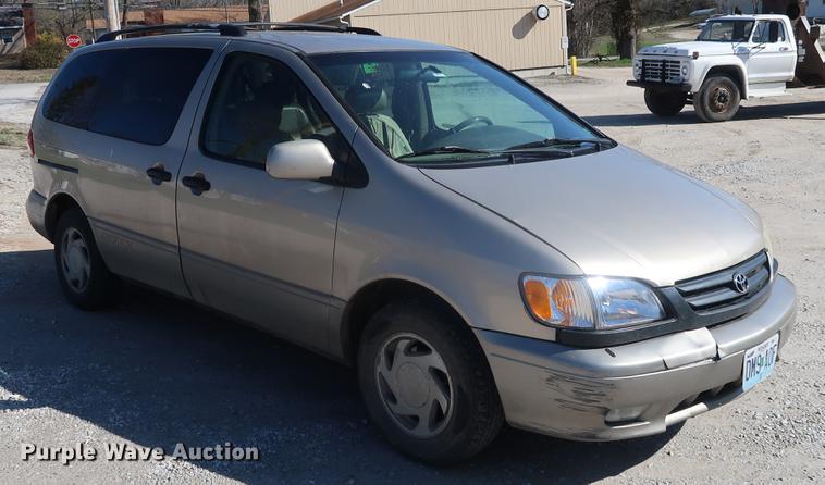 image for item EL9255 2002 Toyota Sienna XLE van