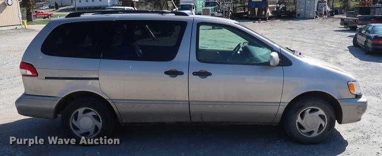 image for item EL9255 2002 Toyota Sienna XLE van