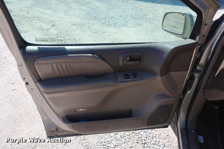 image for item EL9255 2002 Toyota Sienna XLE van