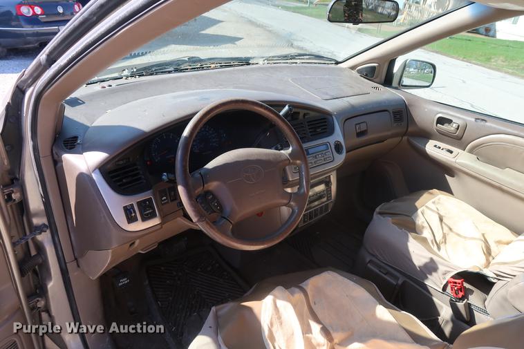 image for item EL9255 2002 Toyota Sienna XLE van