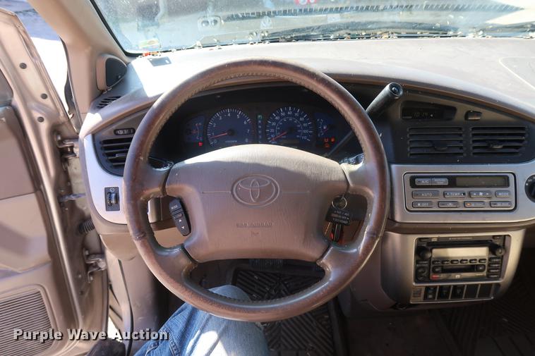 image for item EL9255 2002 Toyota Sienna XLE van