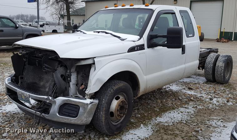 image for item EL9263 2012 Ford F350 Super Duty SuperCab pickup truck cab and chassis