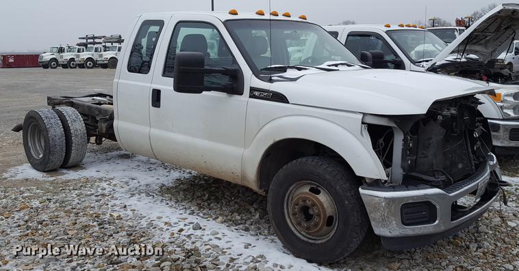 image for item EL9263 2012 Ford F350 Super Duty SuperCab pickup truck cab and chassis