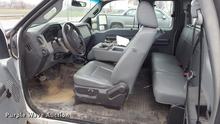 image for item EL9263 2012 Ford F350 Super Duty SuperCab pickup truck cab and chassis