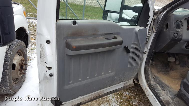 image for item EL9263 2012 Ford F350 Super Duty SuperCab pickup truck cab and chassis