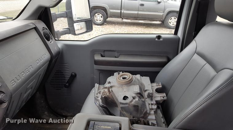 image for item EL9263 2012 Ford F350 Super Duty SuperCab pickup truck cab and chassis