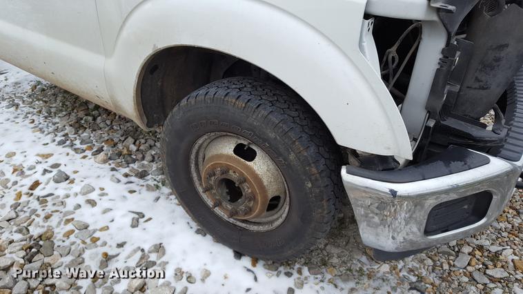 image for item EL9263 2012 Ford F350 Super Duty SuperCab pickup truck cab and chassis