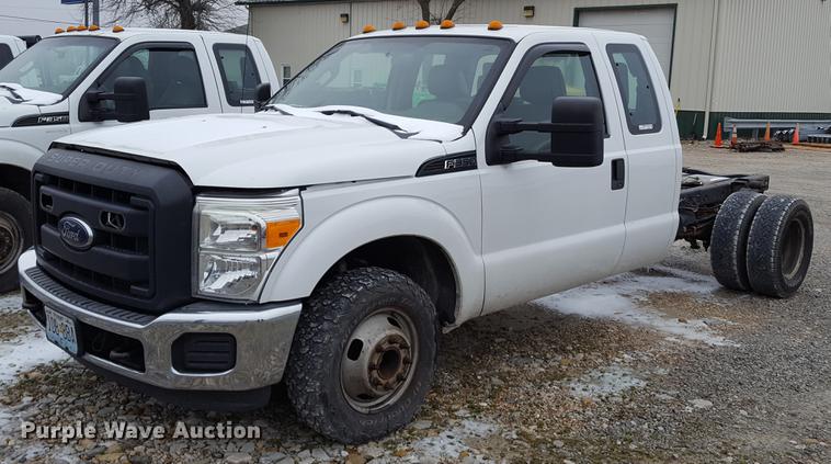 image for item EL9264 2012 Ford F350 Super Duty SuperCab pickup truck cab and chassis