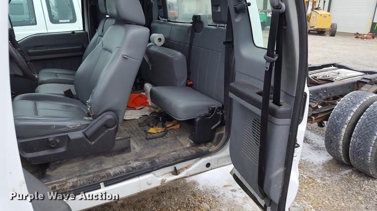 image for item EL9264 2012 Ford F350 Super Duty SuperCab pickup truck cab and chassis