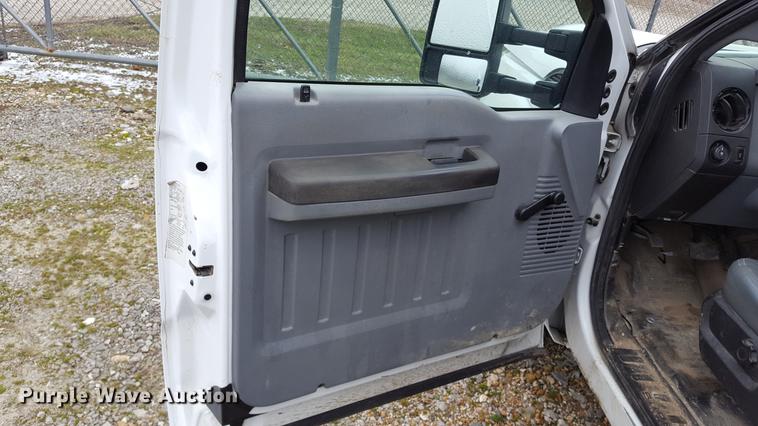 image for item EL9264 2012 Ford F350 Super Duty SuperCab pickup truck cab and chassis