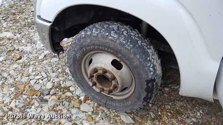 image for item EL9264 2012 Ford F350 Super Duty SuperCab pickup truck cab and chassis