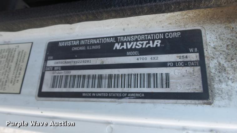 image for item EM9250 2000 International 4700 box truck