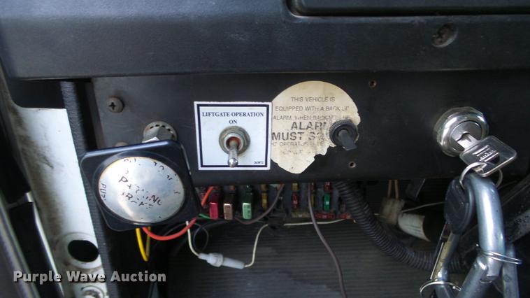 image for item EM9250 2000 International 4700 box truck