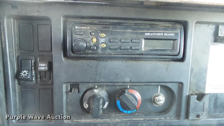 image for item EM9250 2000 International 4700 box truck