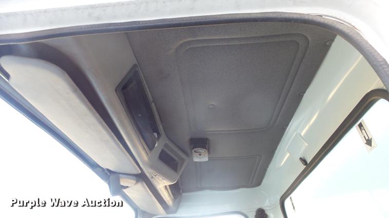 image for item EM9250 2000 International 4700 box truck