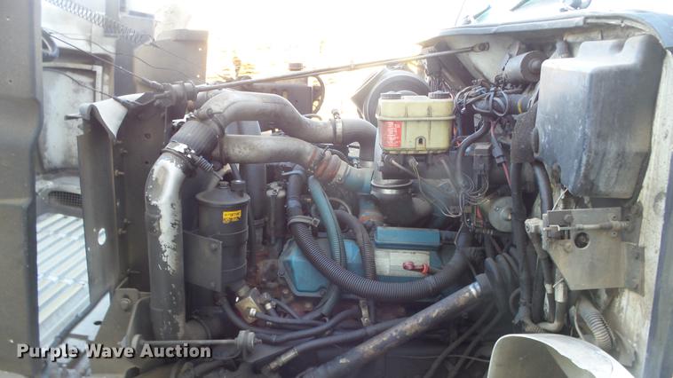 image for item EM9250 2000 International 4700 box truck