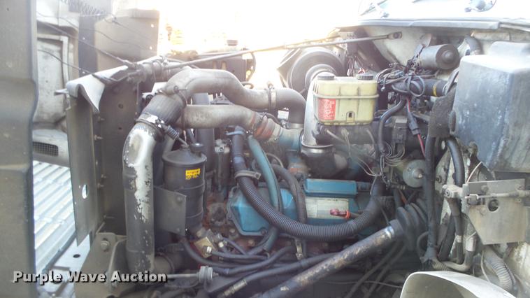 image for item EM9250 2000 International 4700 box truck