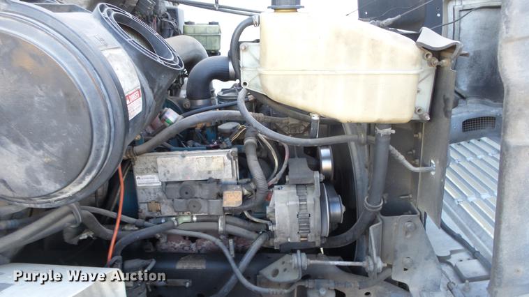 image for item EM9250 2000 International 4700 box truck