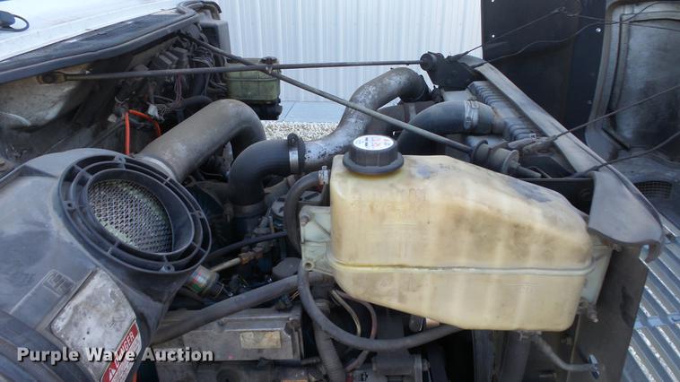 image for item EM9250 2000 International 4700 box truck