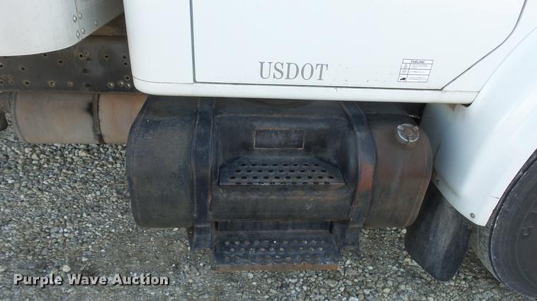 image for item EM9250 2000 International 4700 box truck