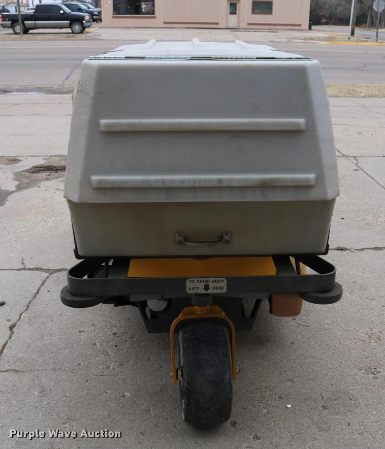 image for item EW9086 2006 Walker MCGHS ZTR lawn mower