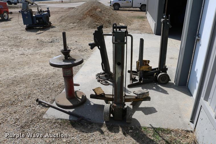 image for item EW9109 Tire repair machine, jack, and hydraulic lifts