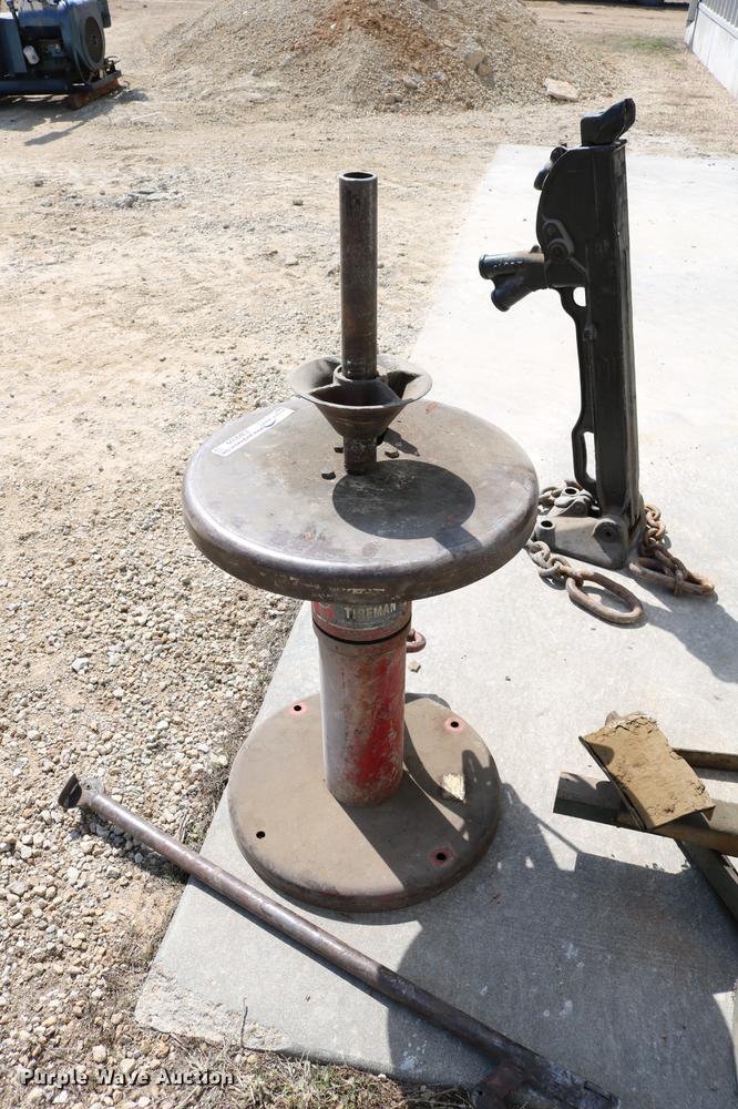 image for item EW9109 Tire repair machine, jack, and hydraulic lifts