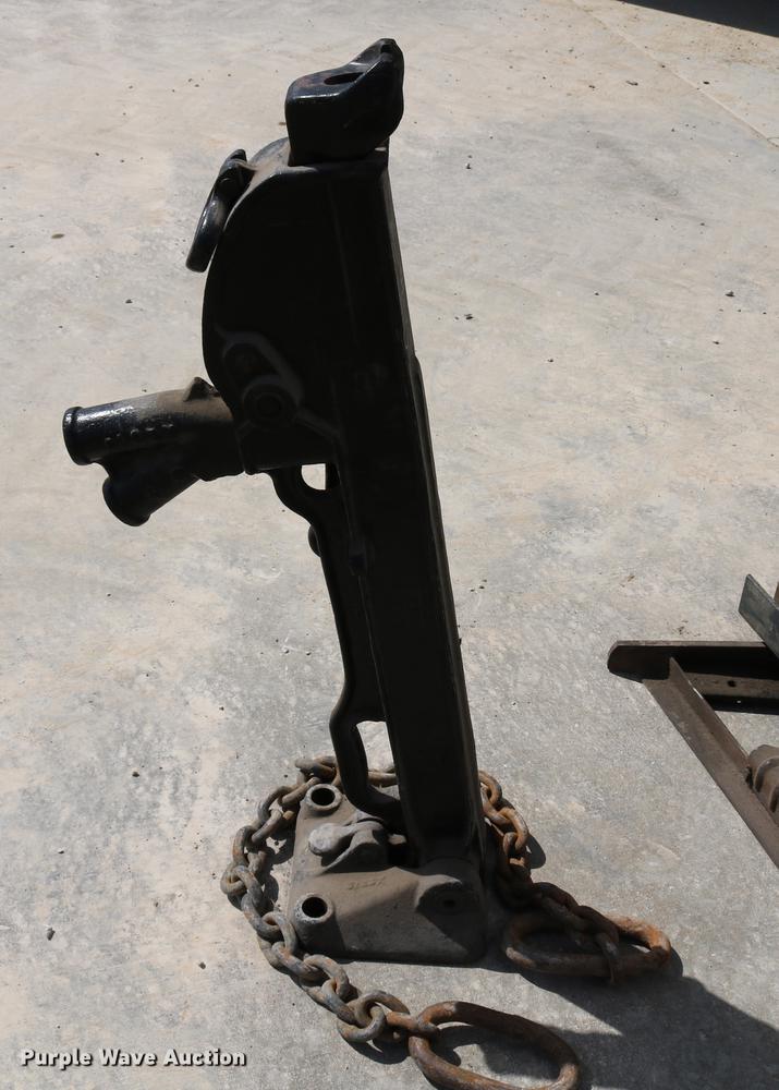image for item EW9109 Tire repair machine, jack, and hydraulic lifts