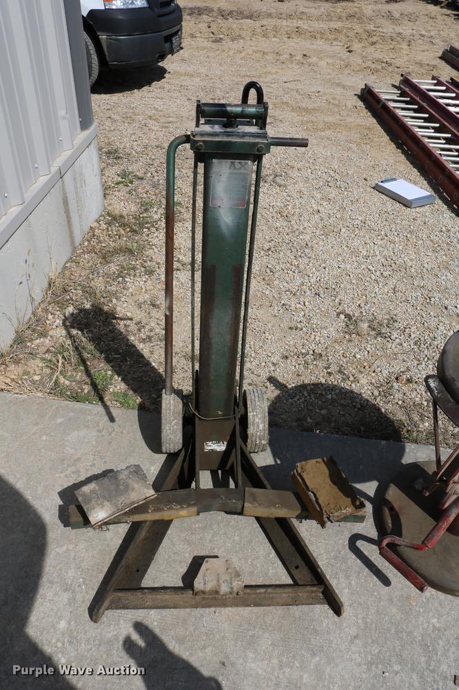 image for item EW9109 Tire repair machine, jack, and hydraulic lifts