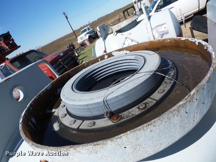 image for item K6481 1987 Halliburton tank trailer