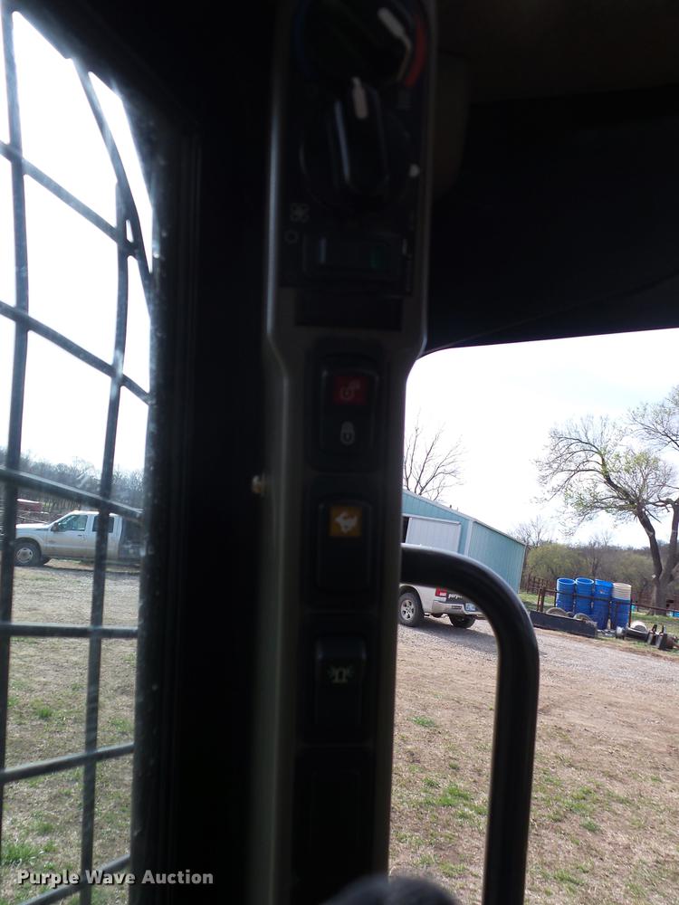 image for item AY9562 2011 Case SR220 skid steer