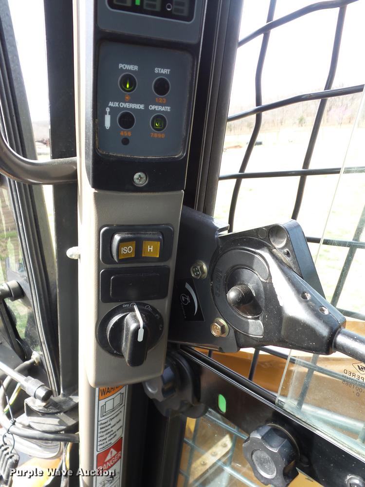 image for item AY9562 2011 Case SR220 skid steer