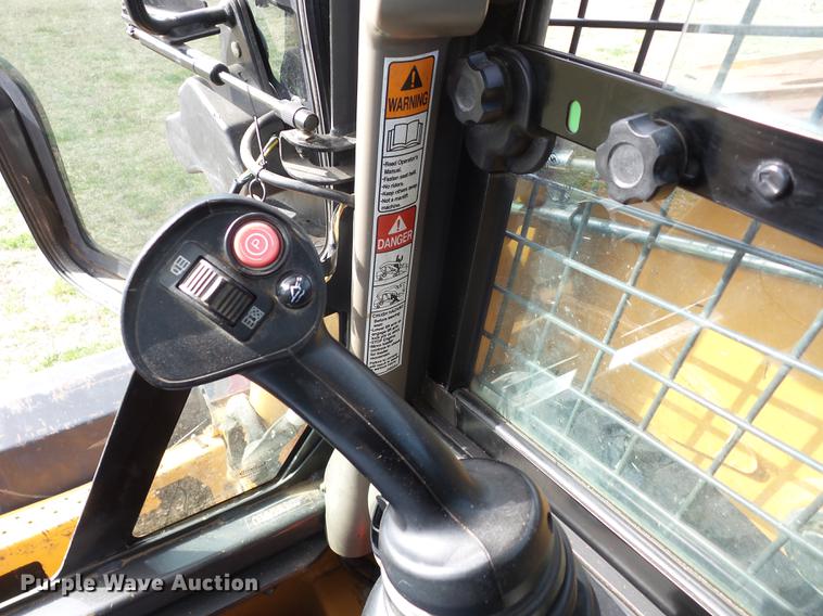 image for item AY9562 2011 Case SR220 skid steer