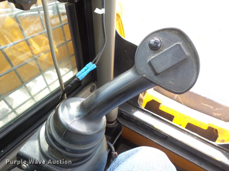 image for item AY9562 2011 Case SR220 skid steer