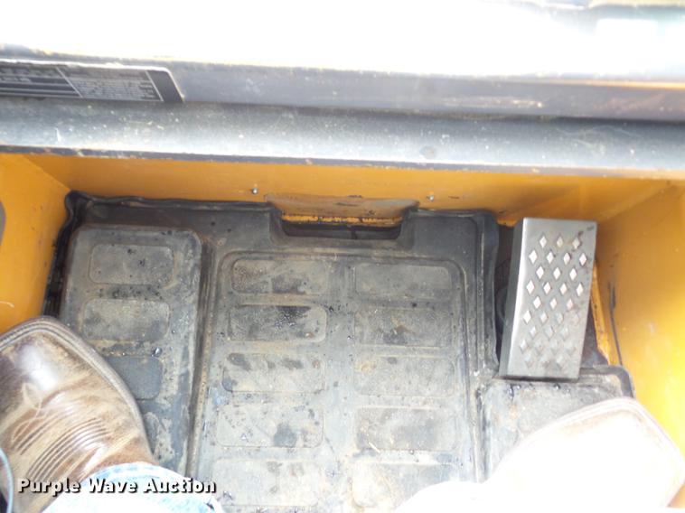 image for item AY9562 2011 Case SR220 skid steer