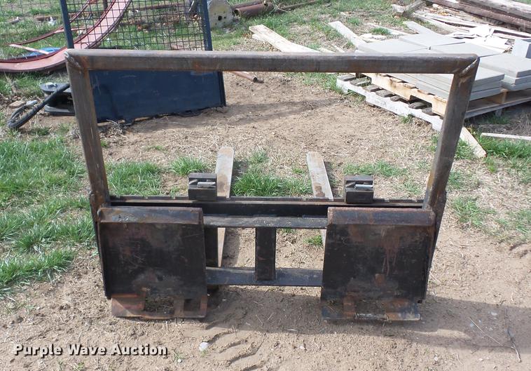 image for item AY9562 2011 Case SR220 skid steer